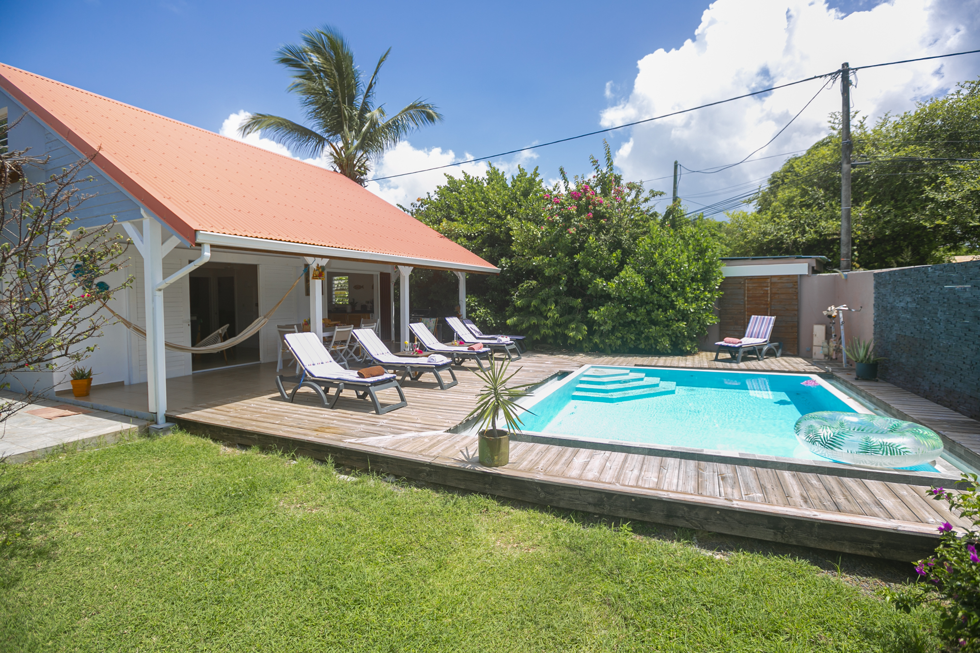 Piscine à débordement d'une villa de luxe en Guadeloupe au coucher du soleil